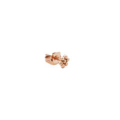 ダニエルウェリントン Flower Stud ローズゴールドピアスを横から撮影した画像です。バタフライキャッチとフラワーモチーフのスタッド部分の細部が確認でき、コンパクトな4.5mmサイズがわかります。