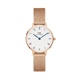 Daniel Wellington Petite Roman Numerals Melroseの正面画像です。ローズゴールドのケースとメッシュストラップに、ローマ数字が配されたホワイトダイヤルとブルースチールの針が映える女性向け腕時計です。