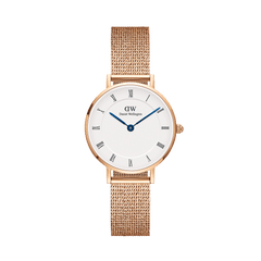 Daniel Wellington Petite Roman Numerals Melroseの正面画像です。ローズゴールドのケースとメッシュストラップに、ローマ数字が配されたホワイトダイヤルとブルースチールの針が映える女性向け腕時計です。