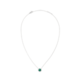 Daniel Wellington Audrey Necklace Malachite Silverの全体像。細身のシルバーチェーンの中央に、ドーム型のマラカイトをあしらった丸いペンダントトップが配され、その周囲をキュービックジルコニアのハローが彩るデザインです。