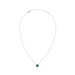 Daniel Wellington Audrey Necklace Malachite Silverの全体像。細身のシルバーチェーンの中央に、ドーム型のマラカイトをあしらった丸いペンダントトップが配され、その周囲をキュービックジルコニアのハローが彩るデザインです。