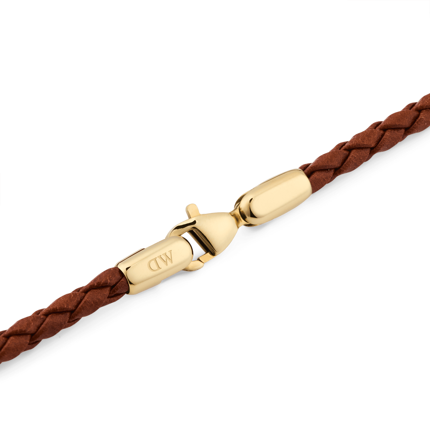 Braided Leather Bracelet St Mawes 2.8 Goldのゴールドロブスタークラスプ部分をクローズアップした画像です。ブランドロゴが刻印された光沢のあるPVDゴールドメッキの金具と、ライトブラウンの編み込みレザーとの接続部分がご覧いただけます。