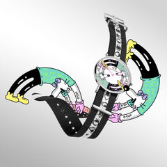 Steven HarringtonとDaniel Wellingtonの限定コラボモデルを、ポップなキャラクターイラストをあしらった動きのある構図で撮影したビジュアルです。アイモチーフがプリントされたブラックのNATOストラップが波打つように広がり、シルバーケースのマルチカラーダイヤルとアートワークが一体となったデザインを表しています。