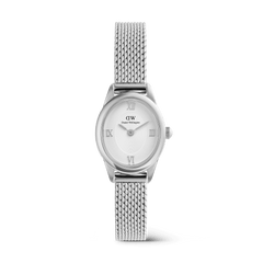 ダニエルウェリントンのOphelia Mini Mesh White Silverの正面画像です。ポリッシュ仕上げのシルバーケースは楕円形で、ローマ数字があしらわれたホワイト文字盤と、細やかな編み目のメッシュストラップが一体感のあるデザインを演出しています。
