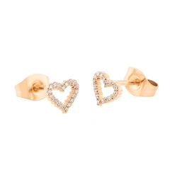 白背景に撮影したMirelle Heart Earringsのクローズアップ画像です。オープンハートの輪郭に沿って輝くキュービックジルコニアと、ローズゴールドのバタフライバックの質感が美しく捉えられています。