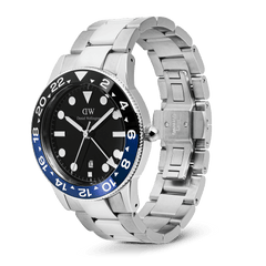 アイコニックなGMT Link Black Blue Ceramic Bezel Silverを横から捉えた画像です。ブラックからブルーへとグラデーションするセラミックベゼルの24時間表示、ブラックの文字盤に配されたルミノスインデックス、リューズ、そしてブラッシュ仕上げのステンレススチール製三連ブレスレットのバタフライバックル部分が確認できます。