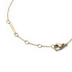 Audrey Bracelet Black Agathe Goldのクラスプ周辺を拡大した画像です。ゴールドトーンのロブスタークラスプとサイズ調整用リング、Daniel Wellingtonの刻印が入ったブランドプレートが、細身のチェーンに沿って配置されています。