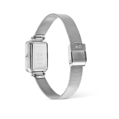Quadro Sterling Roman Numerals Dateの裏蓋を写した画像です。316Lステンレススチール製のレクタンギュラーケースの裏面には、Daniel Wellingtonのロゴとシリアルナンバーが刻印されています。また、プレスメッシュストラップの折り返し式クラスプの構造もご確認いただけます。
