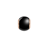 ダニエルウェリントン Black Orb Charm RGの正面画像です。艶やかなブラックセラミックのオーブ型チャームの両端に、ローズゴールドのステンレススチールパーツがあしらわれたコンパクトなデザインです。
