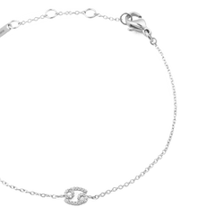 シルバーのCrystal Zodiac Chain Braceletをクローズアップ。かに座のモチーフを彩るキュービックジルコニアの繊細な輝きと、ロブスタークラスプ付きのシルバーチェーンがお楽しみいただけます。