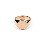 Daniel Wellington Classic Signet Ring Rose Goldの正面からのプロダクトショットです。鏡面仕上げのローズゴールドが光を受けてやわらかに輝き、無地の円形フェイスからアームにかけてなめらかに細くなるフォルムが特徴です。