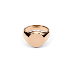 Daniel Wellington Classic Signet Ring Rose Goldの正面からのプロダクトショットです。鏡面仕上げのローズゴールドが光を受けてやわらかに輝き、無地の円形フェイスからアームにかけてなめらかに細くなるフォルムが特徴です。