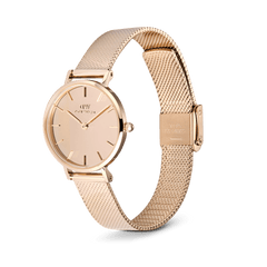 ローズゴールドのメッシュストラップを装着したPetite Reflection Rose Goldを斜めから撮影した画像です。細やかな編み目が美しいストラップと、クラスプバックルの刻印が確認でき、ケースからストラップまで途切れのないワントーンの仕上がりが際立っています。