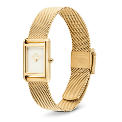 Bound Mini Evergoldを斜め横から捉えた全体の姿です。ゴールドのメッシュストラップは細やかな編み目が美しく、ステンレススチール製の折り返し式クラスプには刻印が施されています。コンパクトなレクタンギュラーケースとストラップが一体となり、ブレスレットのような上品な印象を与えます。