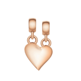 ダニエルウェリントンのBroken Heart Charm Rose Goldは、2つのピースを組み合わせた状態です。滑らかに磨き上げられたローズゴールドのハート型チャームが、それぞれのクリップ部分でつながり、1つのハートを形作っています。