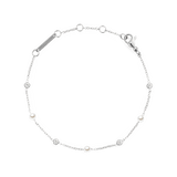 ダニエルウェリントンのPearl Bracelet Silverです。細身のシルバーチェーンにホワイトパールとクリアなキュービックジルコニアが交互にあしらわれ、ロブスタークラスプとブランド刻印入りプレートが施されています。