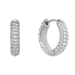 Daniel Wellington Pavé Crystal Earrings Silverの正面と側面を撮影した画像です。シルバーカラーの小ぶりなフープ全体に、クリスタルが隙間なくパヴェセッティングされています。また、ヒンジロック式の留め具も確認できます。
