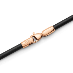 Sheffield Bracelet Rose Goldのロブスタークラスプ部分をクローズアップした画像です。ローズゴールドのクラスプにはDaniel Wellingtonのロゴが刻印されており、ブラックレザーとの接合部分も滑らかに仕上げられています。