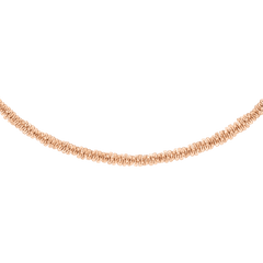 Daniel Wellington Twisted Chain Necklaceのチェーン部分をクローズアップ。細いチェーンを密にねじり合わせた独特の質感が、ローズゴールドの輝きとともに繊細な陰影を演出しています。