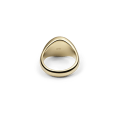 ダニエルウェリントン Classic Signet Ring Goldを背面から撮影した画像です。リングの内側にはブランドロゴの刻印が施され、アームからフェイスにかけてなめらかな曲線を描きながら厚みを増すゴールドの輝きが際立っています。