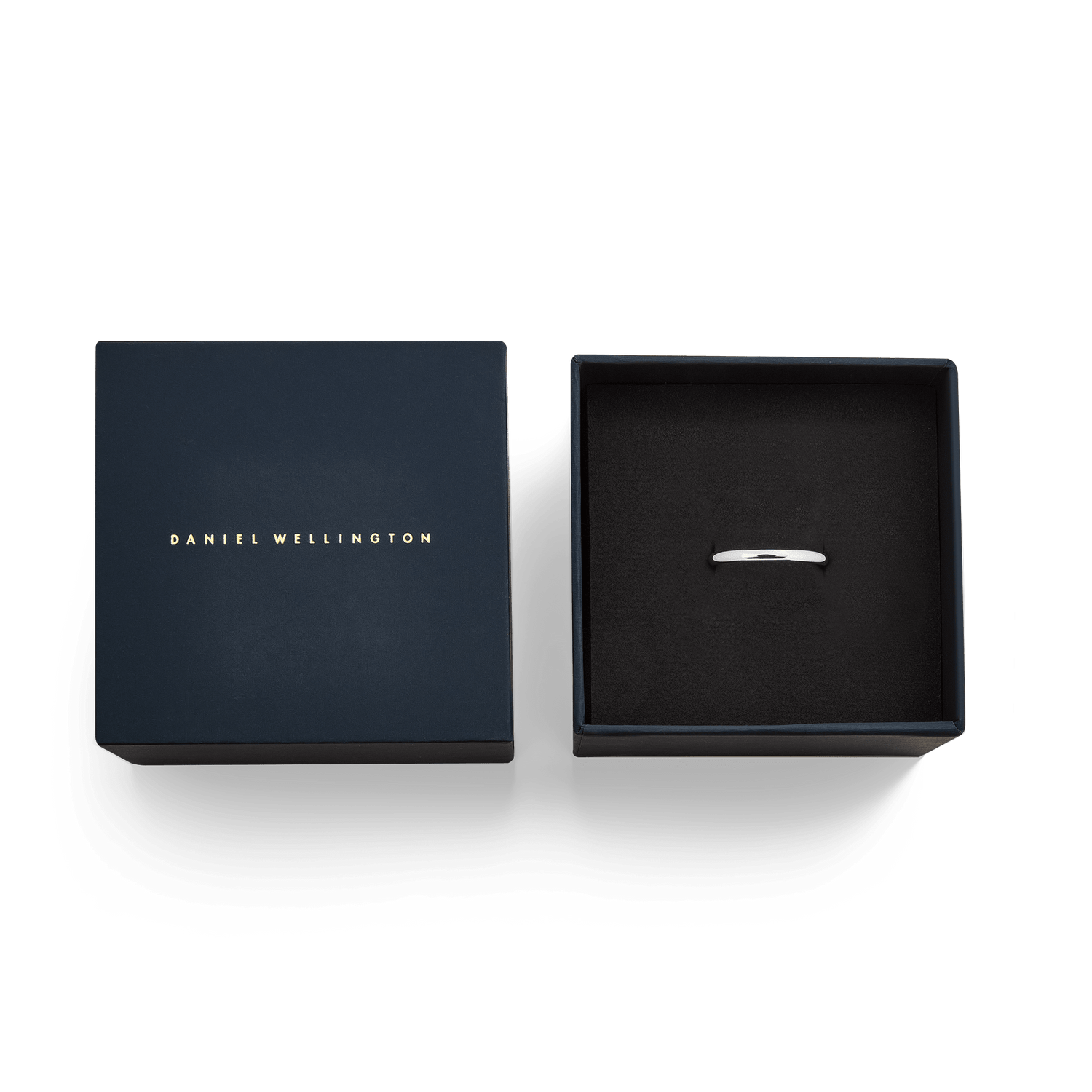ダニエルウェリントン Arch Ring Silver 2.5mmが、ネイビーの専用ギフトボックスに収められた状態です。ブラックのクッションの上にシルバーリングが置かれ、箱の蓋にはゴールドのブランドロゴが箔押しされています。