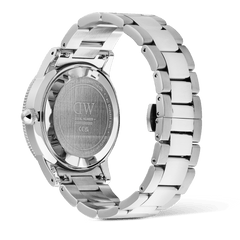 Iconic GMT Link Black Ceramic Bezel Silverの裏蓋側を撮影した画像です。ヘアライン仕上げのケースバックにはDaniel Wellingtonのロゴやシリアルナンバーが刻印されており、316Lステンレススチール製の三連リンクブレスレットは、ブラッシュとポリッシュの仕上げが交互に施された構造が確認できます。