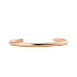 Daniel WellingtonのArch Cuff Rose Gold 4mmを正面から撮影したプロダクト写真です。ポリッシュ仕上げのローズゴールドが描く滑らかなアーチ型のオープンカフデザインで、白背景に上品な光沢が映えています。