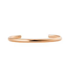 Daniel WellingtonのArch Cuff Rose Gold 4mmを正面から撮影したプロダクト写真です。ポリッシュ仕上げのローズゴールドが描く滑らかなアーチ型のオープンカフデザインで、白背景に上品な光沢が映えています。