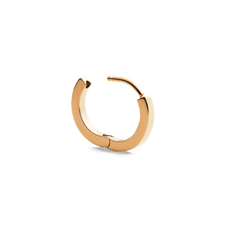 ダニエルウェリントンのHoop Earring Goldを、開いた状態で斜めから撮影した商品写真です。フラットに磨き上げられたゴールドの表面と、ヒンジ部分のピンが確認できます。