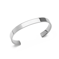 ダニエルウェリントン Line Cuff Polished Silverを斜め上から撮影した商品画像です。鏡面仕上げのフラットなシルバーカフブレスレットが、白い背景の上で光と影のコントラストを美しく映し出しています。