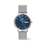Daniel Wellington Classic Day Display Sterling Arcticの正面画像。深みのあるブルーの文字盤にトライアングルパターンをあしらい、3時位置にデイデイト表示窓を配したシルバーケースとメッシュストラップの40mmメンズ腕時計。