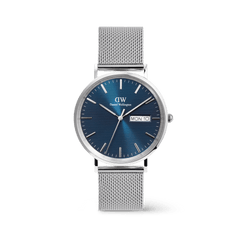 Daniel Wellington Classic Day Display Sterling Arcticの正面画像。深みのあるブルーの文字盤にトライアングルパターンをあしらい、3時位置にデイデイト表示窓を配したシルバーケースとメッシュストラップの40mmメンズ腕時計。