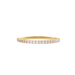 Mirelle Eternity Ring Gold 1.4 mmを正面から撮影した画像です。1.4 mmの極細ゴールドバンドに沿って、ホワイトキュービックジルコニアが爪留めされ、繊細な輝きが連続しています。