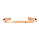 ダニエルウェリントン Classic Lumine Bracelet Rose Goldの正面プロダクト写真。磨き上げられたローズゴールドのオープンカフには、ベゼルセッティングのキュービックジルコニアが等間隔に配置されています。