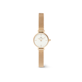 Petite Mini Evergoldを白背景で撮影した全体像。ゴールドメッシュストラップを広げた状態で、コンパクトな19mmケースとホワイトダイヤルのミニマルなプロポーションが際立ち、ブレスレットのような上品な佇まいを演出します。