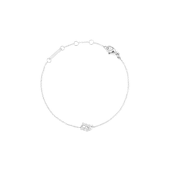 かに座をモチーフにしたCrystal Zodiac Chain Bracelet Silverの全体画像です。白い背景に、シルバーチェーンが優雅な円を描き、キュービックジルコニアで輝く蟹座のシンボルが下部にあしらわれています。上部にはアジャスターリングとロブスタークラスプ、そしてブランドプレートが確認できます。