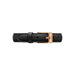 Daniel Wellington Pressed Sheffieldのストラップをクローズアップ。ブラックの本革にローズゴールドのピンバックルが映え、バックル部分にはDaniel Wellingtonのロゴが刻印されています。