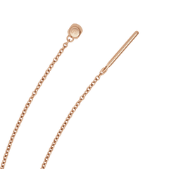 ローズゴールドのチェーンブレスレット「Charms Chain Bracelet」をクローズアップ。スライド式の留め具や、ロゴ入りシリコンストッパー、バーチャームの細部までご覧いただけます。