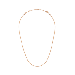 Daniel Wellington Flat Chain Necklace RGの全体を捉えた画像です。白い背景にローズゴールドのフラットチェーンが楕円形に広げられており、アジャスター付きの留め金やブランドプレートが確認できます。