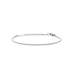 Daniel WellingtonのBox Chain Bracelet S シルバーカラーの全体像です。四角いコマが連なるボックスチェーンに、ブランドロゴが刻印されたプレートと、アジャスターチェーン付きのロブスタークラスプが付いています。
