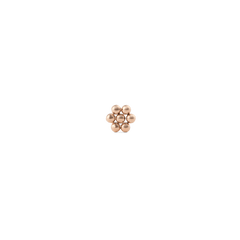 ダニエルウェリントン Flower Stud ローズゴールドピアスの正面アップ画像です。6つの小さなローズゴールドのボールが花びらのように配置されたスタッドデザインが特徴です。