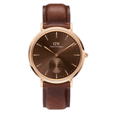 Daniel Wellington Classic Multi-Eye St Mawes Amber Rose Goldの正面画像。アンバーのサンレイダイヤルにローズゴールドのケースとインデックスをあしらい、6時位置にはスモールセコンドのサブダイヤルを配しています。ダークブラウンのレザーストラップを組み合わせたメンズ腕時計です。