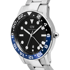 Iconic GMT Link Black Blue Ceramic Bezel Silverを斜めから捉えたクローズアップ画像です。ブラックからブルーへと変化するセラミックベゼルのグラデーション、ルミノスインデックスを配したブラック文字盤、丸みを帯びたリューズのディテール、そしてブラッシュ仕上げのシルバーリンクブレスレットが確認できます。