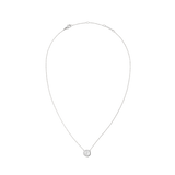 ダニエルウェリントン Audrey Necklace Mother of Pearl Silverの全体像です。マザーオブパールのドーム型ペンダントをキュービックジルコニアが囲み、細身のシルバーチェーンにはロブスタークラスプとアジャスターが付いています。