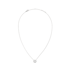 ダニエルウェリントン Audrey Necklace Mother of Pearl Silverの全体像です。マザーオブパールのドーム型ペンダントをキュービックジルコニアが囲み、細身のシルバーチェーンにはロブスタークラスプとアジャスターが付いています。
