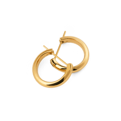 Arch Earrings Gold 12mmを重ねて置いた俯瞰写真です。ゴールドコーティングの滑らかな曲線とピンポストのディテールがご覧いただけます。
