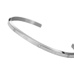 Classic Lumine Bracelet Sのクローズアップ画像です。鏡面仕上げのシルバーカラーを採用したオープンカフには、小粒のクリスタルとブランドロゴが等間隔に配置され、細部までこだわったデザインが際立ちます。