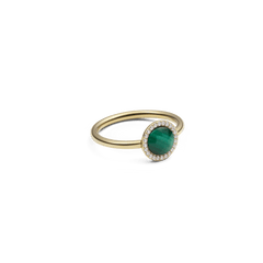 Audrey Ring Malachite Goldを斜めから捉えた商品画像です。細身のゴールドバンドと、キュービックジルコニアに囲まれた丸いマラカイトの天然石が、白い背景の中で光沢と深みのあるグリーンの色合いを際立たせています。