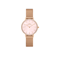 ダニエルウェリントン Petite Lumine Bezel Melrose Pink MOPの正面画像です。ピンクマザーオブパールの文字盤にクリスタルをあしらったベゼル、28mmのローズゴールドケースとメッシュストラップの組み合わせをご覧いただけます。