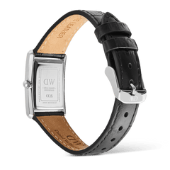 Bound Black Crocodile Guilloché Silverの裏面です。ステンレススチール製のケースバックにはシリアルナンバーやブランドロゴが刻印されており、ブラッククロコダイル型押しのストラップ裏面にはナチュラルレザーとホワイトステッチが施されています。シルバーのピンバックルにもブランドの刻印が入っています。